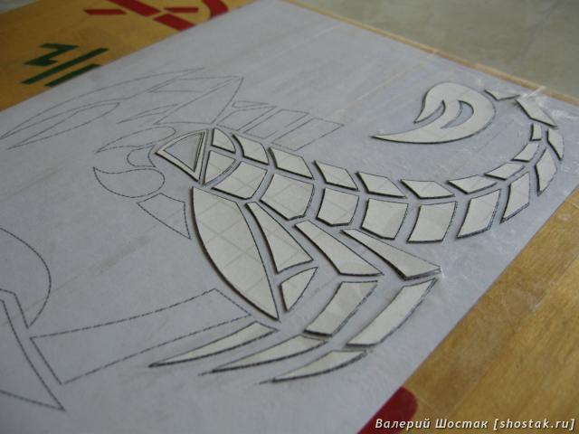 Приклеивание элементов самоклейки