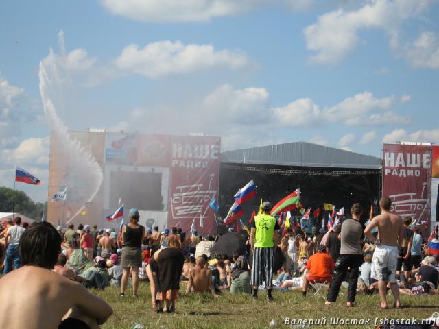 Полив толпы из брандспойта на «Нашествии 2009»