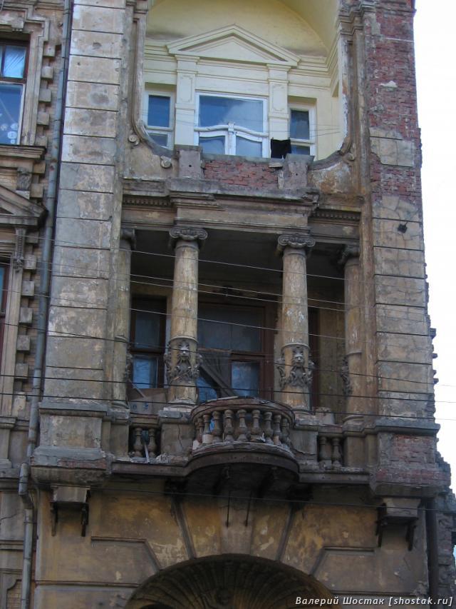 Старинный балкон с современной отделкой