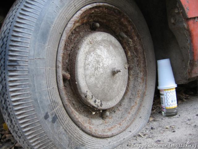 Бутылка водки под крылом Запорожца