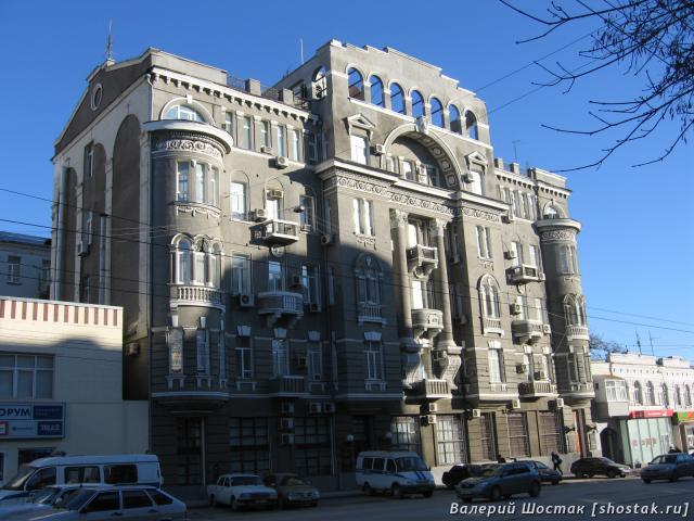 Здание не знаю чего, а, может, просто жилой дом